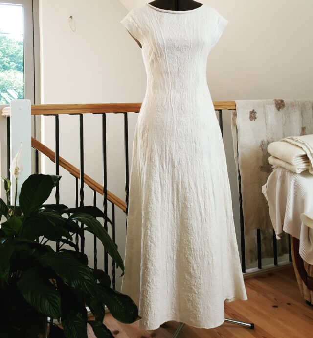 vilditud villa ja siidiga valge kleit, autoritöö Anne Lepik